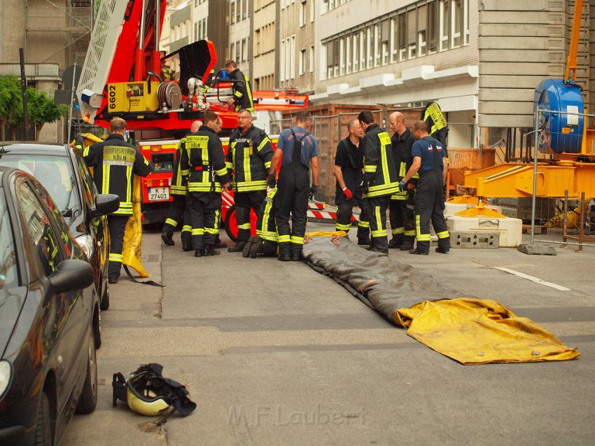 Person auf Baukran Koeln Christophstr P103.JPG